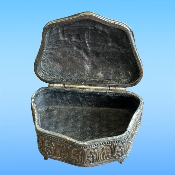 Dutch girl repoussé trinket box - Picture 3 of 4